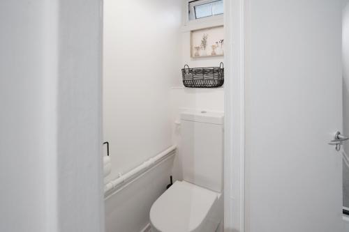 Luxury 3 Bedroom house in woodgreen - Tap to explore photos