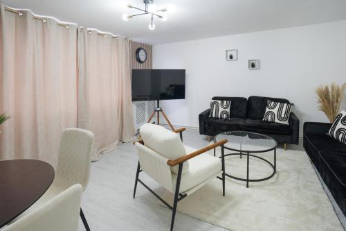 Luxury 3 Bedroom house in woodgreen - Tap to explore photos