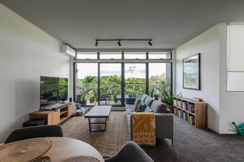 Treetops Camperdown Inner City Bliss w Parking - Tap to explore photos