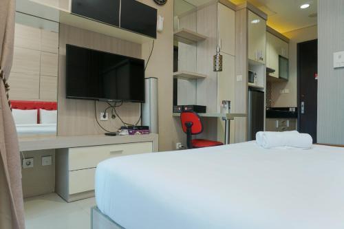 Fully Furnished with Cozy Studio GP Plaza Apartment By Travelio - Tap to explore photos