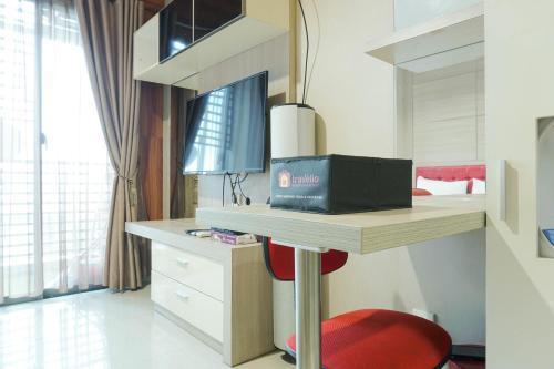 Fully Furnished with Cozy Studio GP Plaza Apartment By Travelio - Tap to explore photos