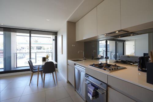 lovely 1 Bedroom apt + Free parking - Tap to explore photos