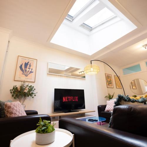 Spacious two-bed apartment 100m from Trafalgar sqr - Tap to explore photos