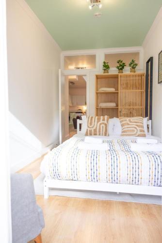 Spacious two-bed apartment 100m from Trafalgar sqr - Tap to explore photos