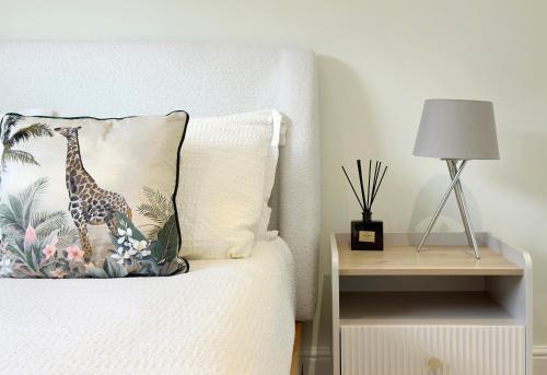 Cosy flat 5 min from Holland Park station! London - Tap to explore photos
