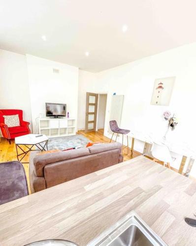 London 2 bed apartment - Tap to explore photos