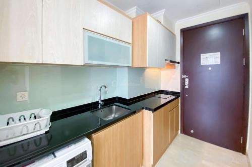 Comfort and Modern Studio Apartment at Menteng Park By Travelio - Tap to explore photos