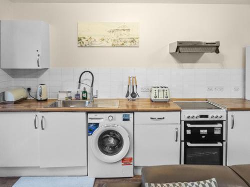 Comfy Apartment 5 min walk to Barking Station - Tap to explore photos