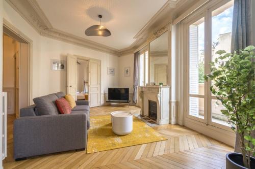 Apartment 3BR - 10P - Passy - Eiffel Tower - Tap to explore photos
