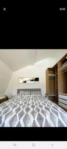 Superbe appartement avec jacuzzi, sauna et hammam, proche de Paris - Tap to explore photos