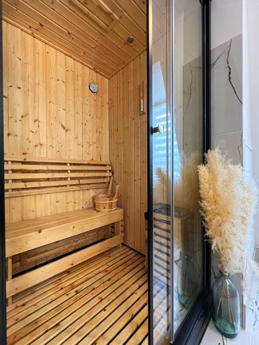 Superbe appartement avec jacuzzi, sauna et hammam, proche de Paris - Tap to explore photos