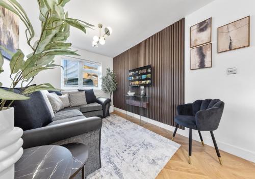 Spacious 4BR Home in Brentford Free Parking - Tap to explore photos