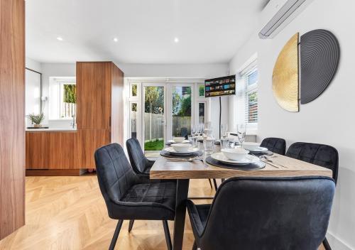 Spacious 4BR Home in Brentford Free Parking - Tap to explore photos