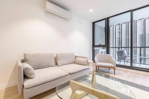Effortless MinimalismCentral Southbank Apt Park - Tap to explore photos