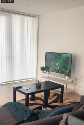 Lovely 1Bed flat 10mins to Canary Wharf & parking - Tap to explore photos