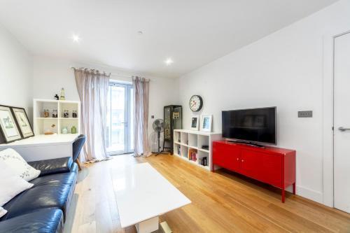 Spacious Modern 3 BR Apt w Balcony, Woolwich - Tap to explore photos