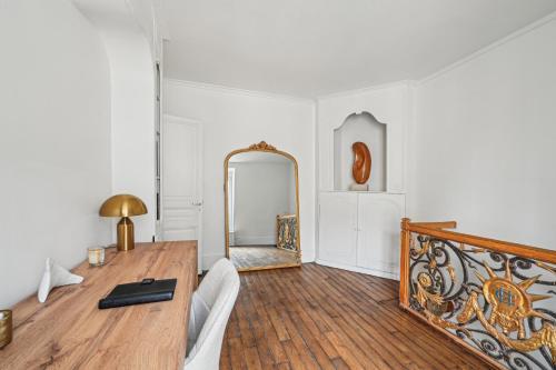 Duplex avec billard à côté de la Tour Eiffel ! - Tap to explore photos