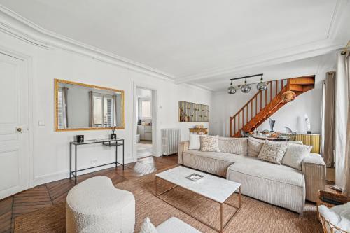 Duplex avec billard à côté de la Tour Eiffel ! - Tap to explore photos