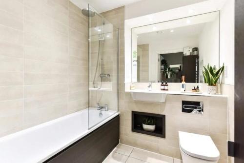 LondonAprt 1Bed Balcony Gym Tv Wifi - Tap to explore photos