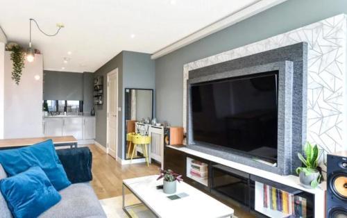 LondonAprt 1Bed Balcony Gym Tv Wifi - Tap to explore photos