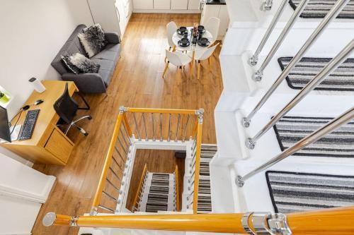 Luxury Apartment Near Canning Town- Free Parking - Tap to explore photos