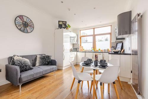 Luxury Apartment Near Canning Town- Free Parking - Tap to explore photos