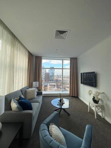Exclusive Suite CBD Riverviews - ParkingOnsite - Tap to explore photos