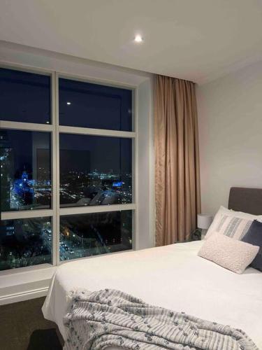 Exclusive Suite CBD Riverviews - ParkingOnsite - Tap to explore photos