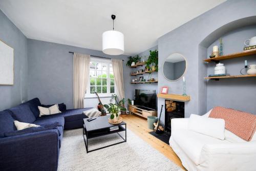 Charming 2BR House with Amazing Garden - Tap to explore photos