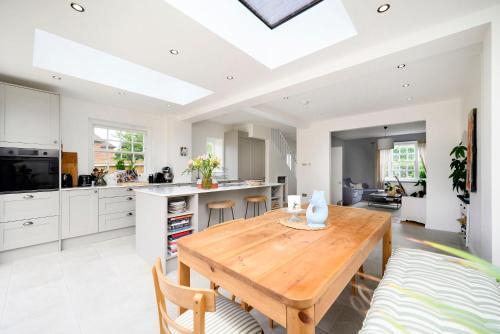 Charming 2BR House with Amazing Garden - Tap to explore photos