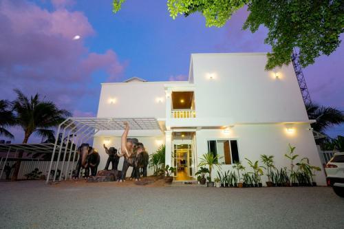 Puean Chang Resort Phuket - Tap to explore photos