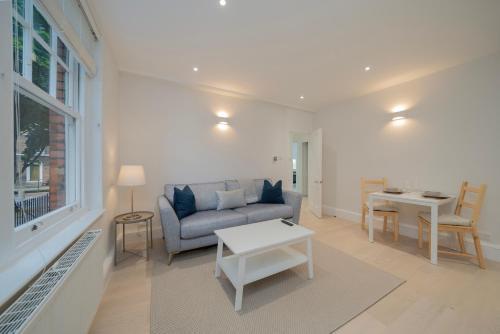 Bright & stylish apartment in Central London - Tap to explore photos
