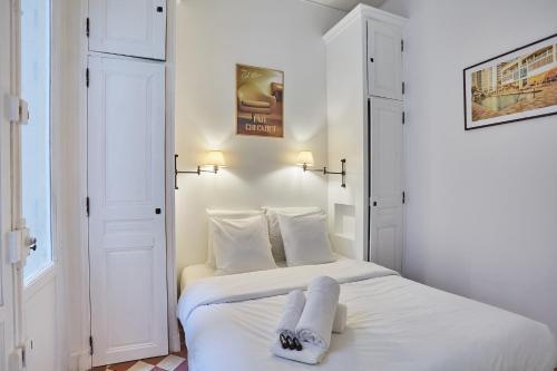 Elegant Appartment St Germain des Pres Invalides - Tap to explore photos