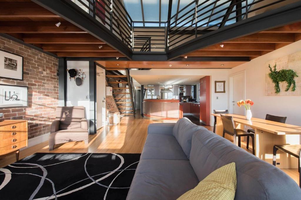Sunny Loft Lookout with Iconic Sydney Views - Tap to explore photos