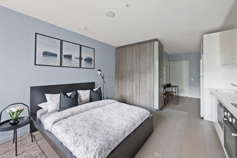A Stylish Studio Right Next to Southern Cross - Tap to explore photos