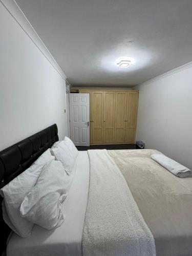 ThamesNiceProperty - Tap to explore photos