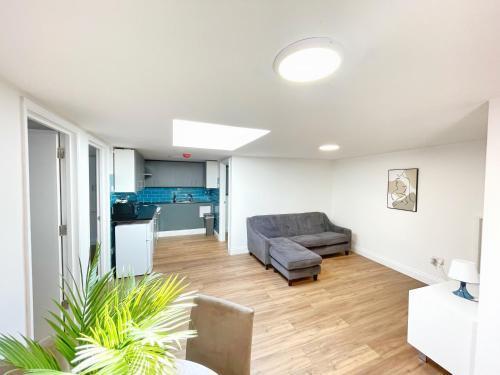 Prime Woolwich 2 Bed Gem - Tap to explore photos
