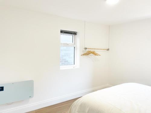 Prime Woolwich 2 Bed Gem - Tap to explore photos