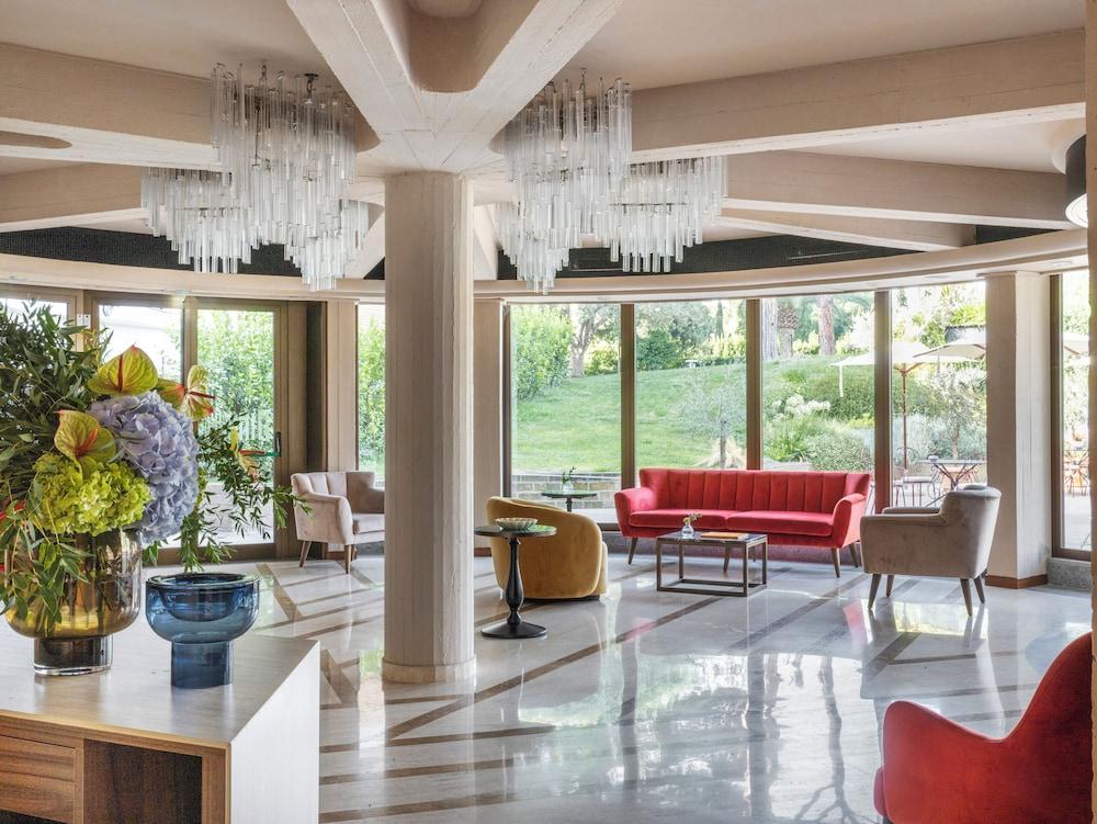 Adoro Hotel