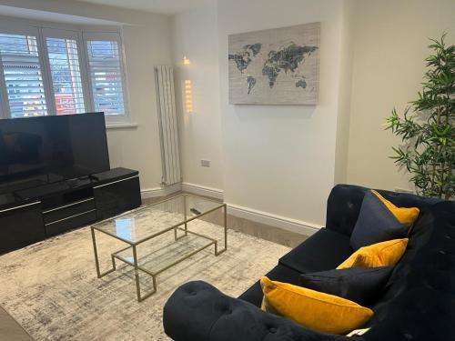 Lux 2 Bedroom Hse, 2 Free Parking, Close to station - Tap to explore photos
