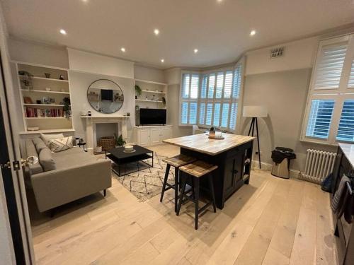 Stunning 2 bed apartment Fulham - Tap to explore photos