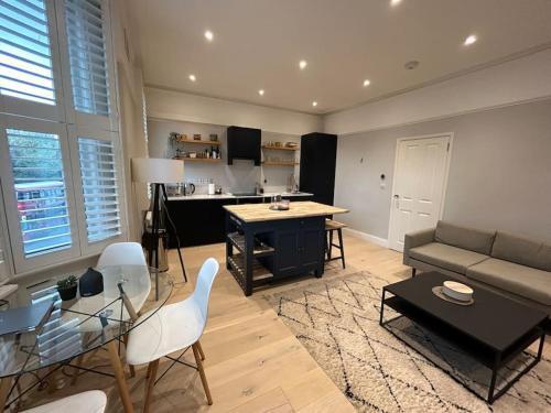 Stunning 2 bed apartment Fulham - Tap to explore photos