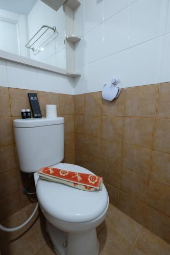 Mini Studio Green Pramuka Apartment By Travelio - Tap to explore photos