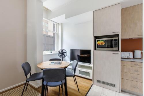 Hideaway Studio Absolutely Central CBD Home - Tap to explore photos