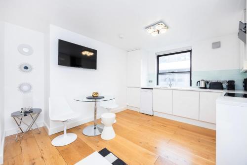 Stunning 2Bed in Soho,Steps from Piccadilly Circus - Tap to explore photos