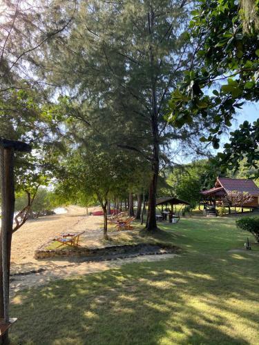 Angthong Beach Resort Room Type - Bungalow with Sea View Angthong Beach Resort Room Type - Bungalow with Sea View