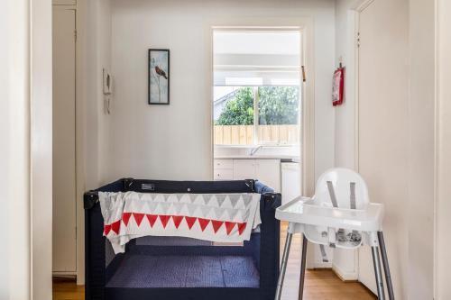 Quaint & homey Ripponlea flat - Tap to explore photos