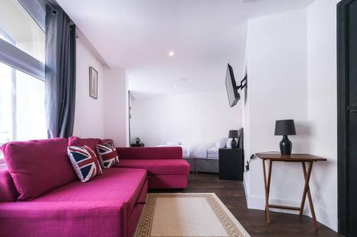 Flat for 4 in Piccadilly, Soho VRE - Tap to explore photos