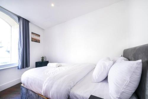 Flat for 4 in Piccadilly, Soho VRE - Tap to explore photos