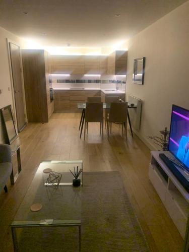 stunning 2 bed penthouse Canning Town - Tap to explore photos